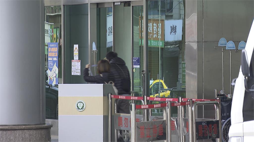 輪椅阿公「醫院失速片」瘋傳！「當眾2車激烈碰碰樂」萬網一看嚇爛：頂級看護…