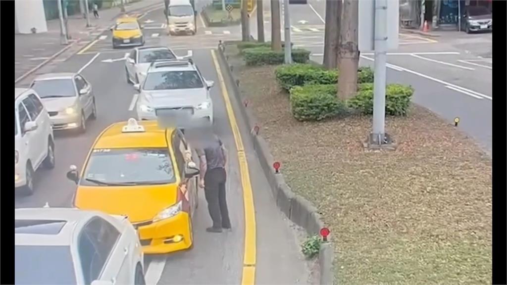變換車道爆衝突！　轎車駕駛持棍猛砸計程車