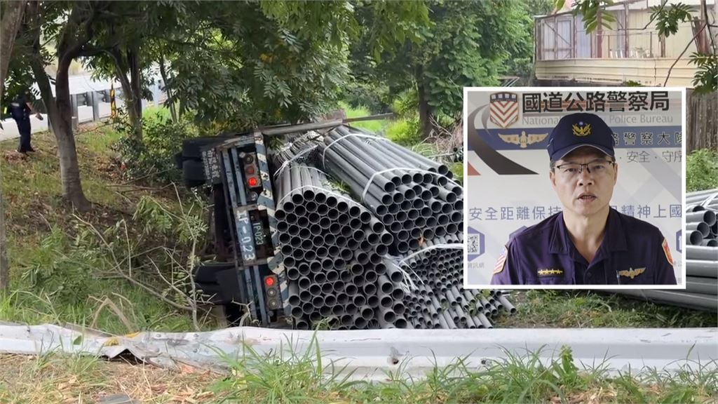 疑煞車失靈？　國3斗六交流道口貨車衝破護欄翻覆