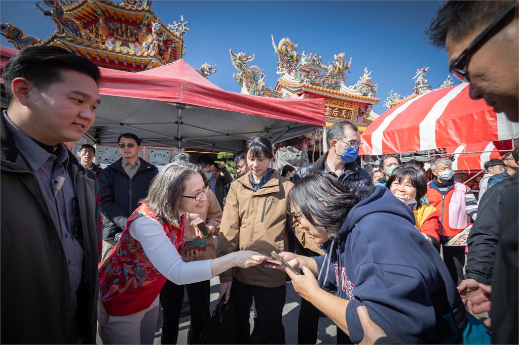 快新聞／蕭美琴初二赴嘉義、花東發福袋！民眾嗨喊「回娘家」　八炯也偕妻來排隊