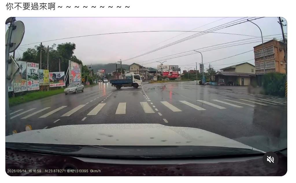 天雨路滑! 花蓮小貨車過彎打滑 路口"180度大甩尾"煞停