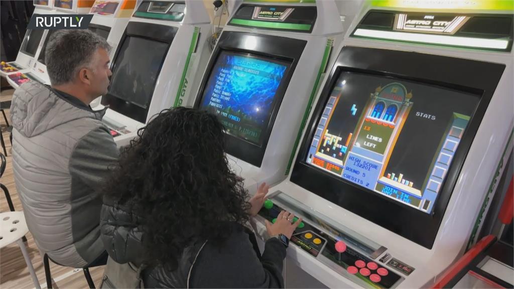 走入時光隧道! 巴塞隆納街頭暢玩復古遊戲機台