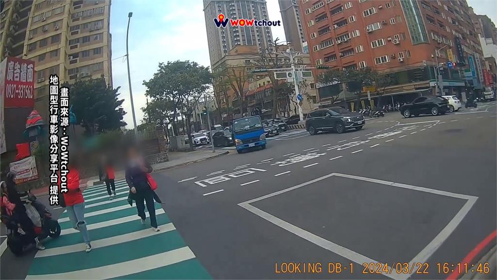 桃園行人帝王出巡? 鳴笛救護車等行人過馬路