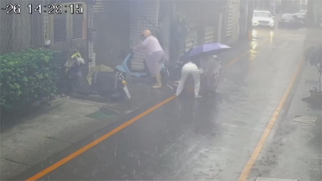 台灣最美風景! 屏東八旬婦大雨摔車 熱心民眾淋雨救人