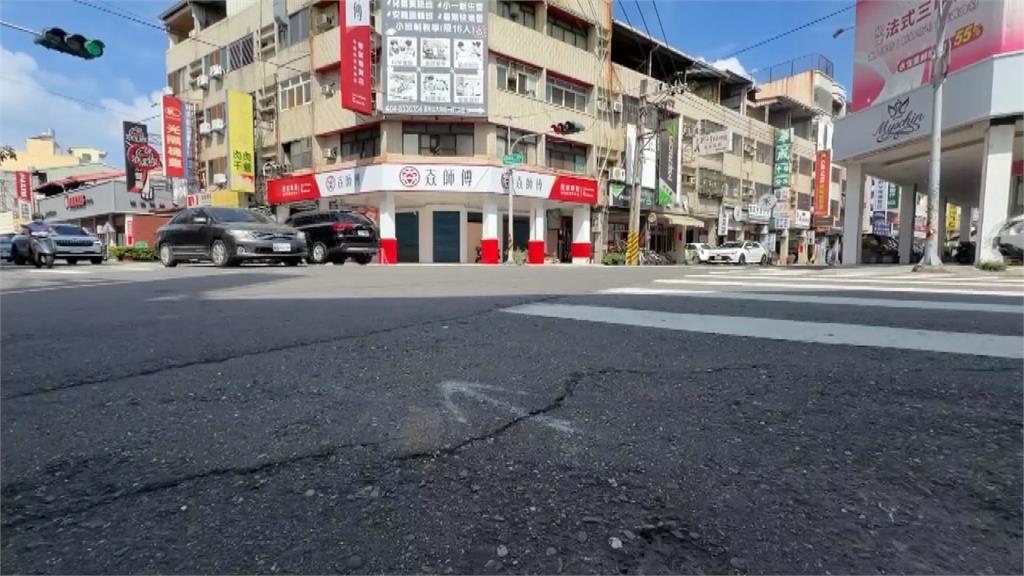 行人地獄！彰化休旅「切西瓜」險釀撞   害長輩跌坐在地