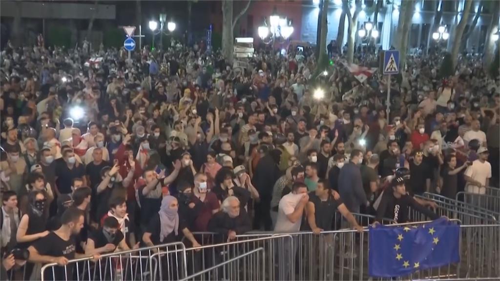 喬治亞「外國人代理人法」進行二讀　民眾再上街抗議