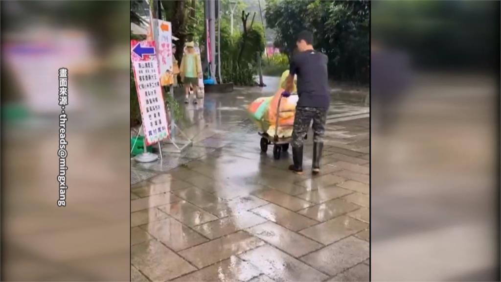 戶外教學回程遇大雨 補習班老師接力抱孩子上車