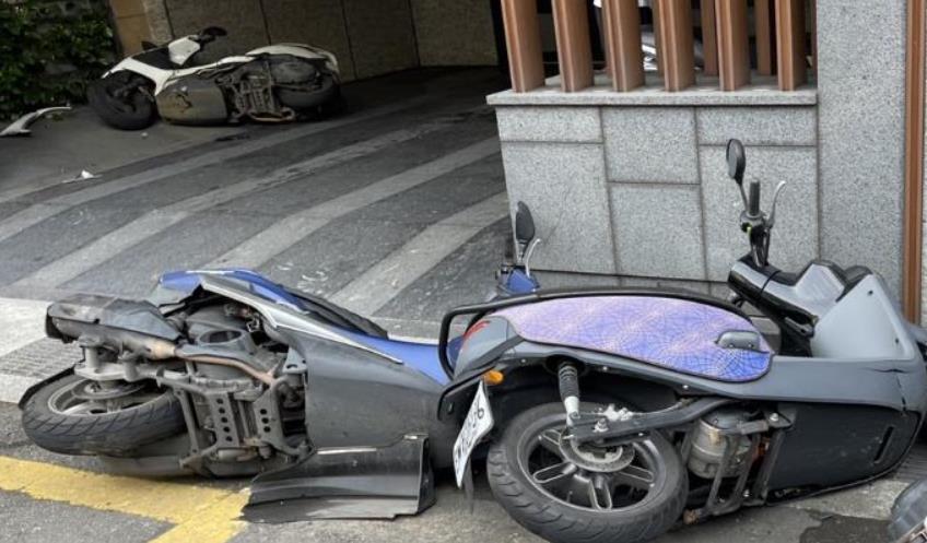 快新聞／北市22歲酒駕男失控自撞「車頭全毀」    8輛機車、1部汽車慘遭撞爛