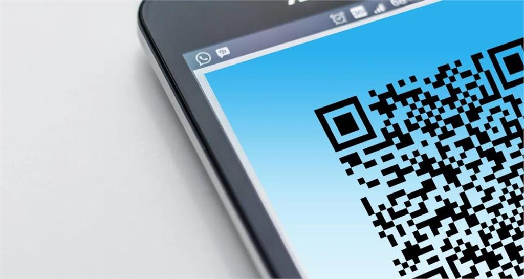 長輩不會用「QRcode點餐」沒紙本好為難！店員講「1句」全場怒轟：過分了