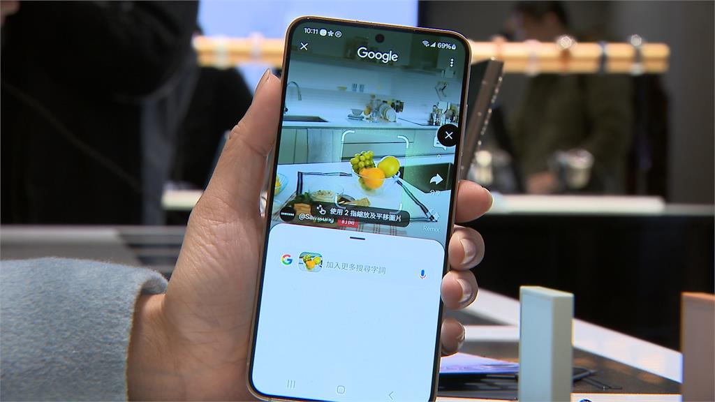 旗艦手機比AI科技! 一指"去背換背景" 即時翻譯寫作