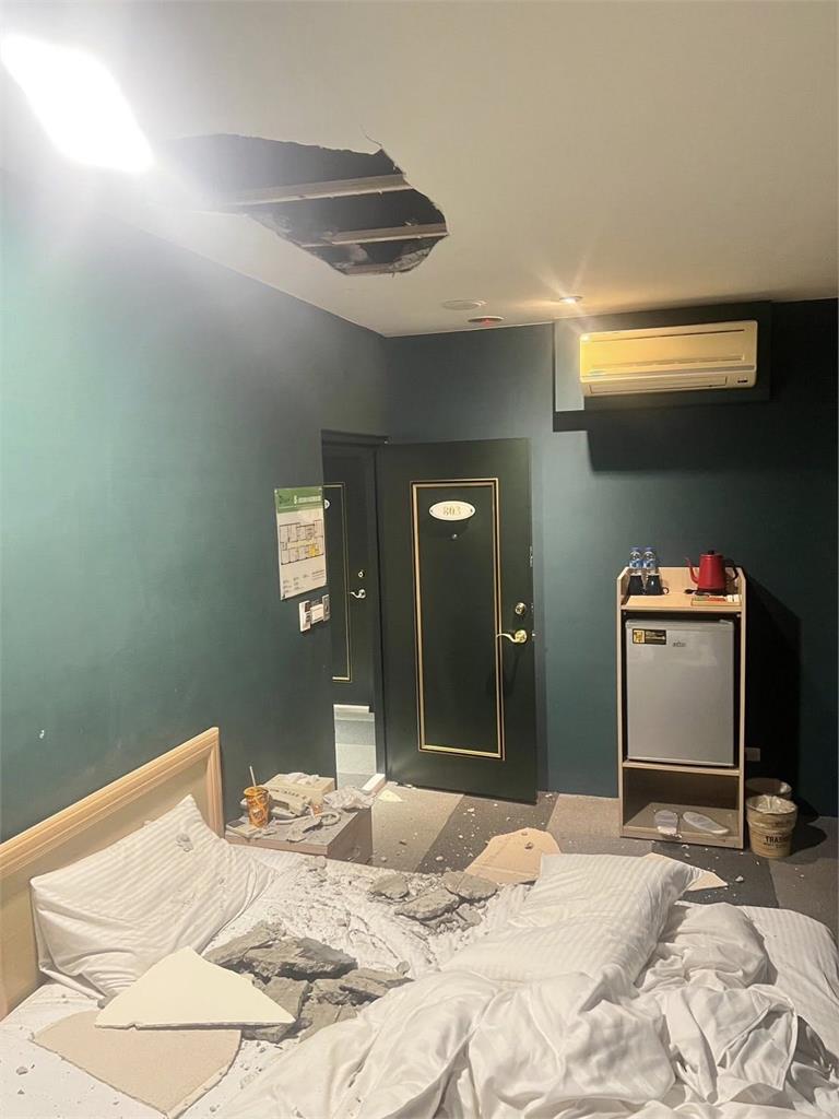 商旅「天花板整片崩塌」他躺床遭砸！妻氣炸曬「超扯畫面」業者急喊聲了