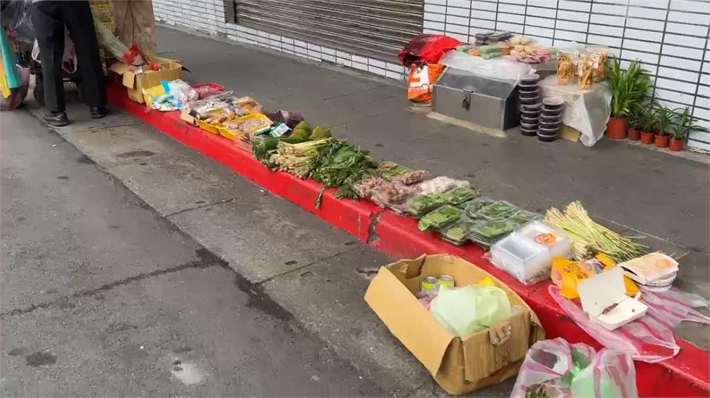 北車東門變淪陷區　攤販塞爆馬路　行人被迫走大馬路險象環生