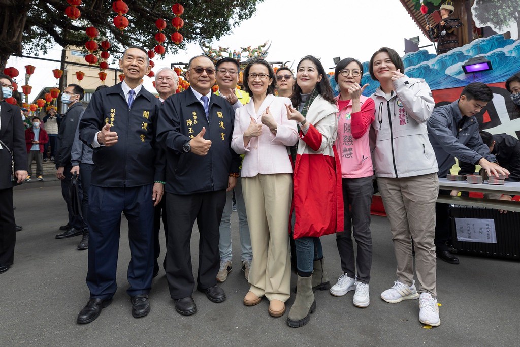 快新聞/鐵人行程!蕭美琴狂跑5宮廟發福袋 拱天宮民眾大排長龍冒雨領取