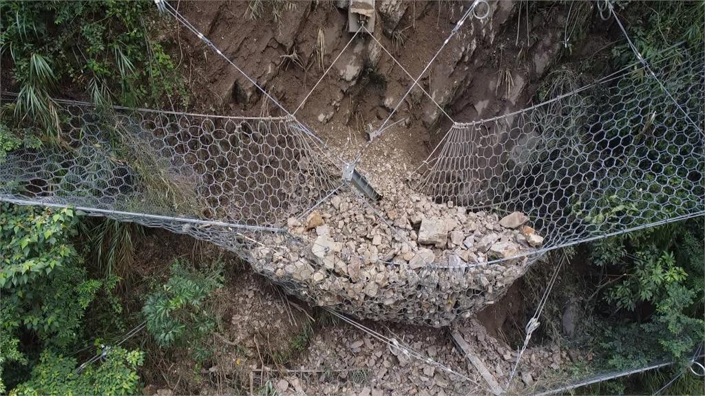 投131線牛洞段四噸落石掛山壁 9/18起預計封路四天清除石塊