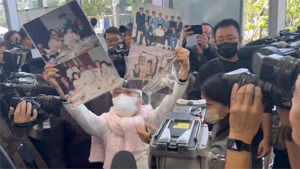吳家陳年舊事成選舉插曲? 婦人舉牌稱女兒是「吳火獅的小女兒」