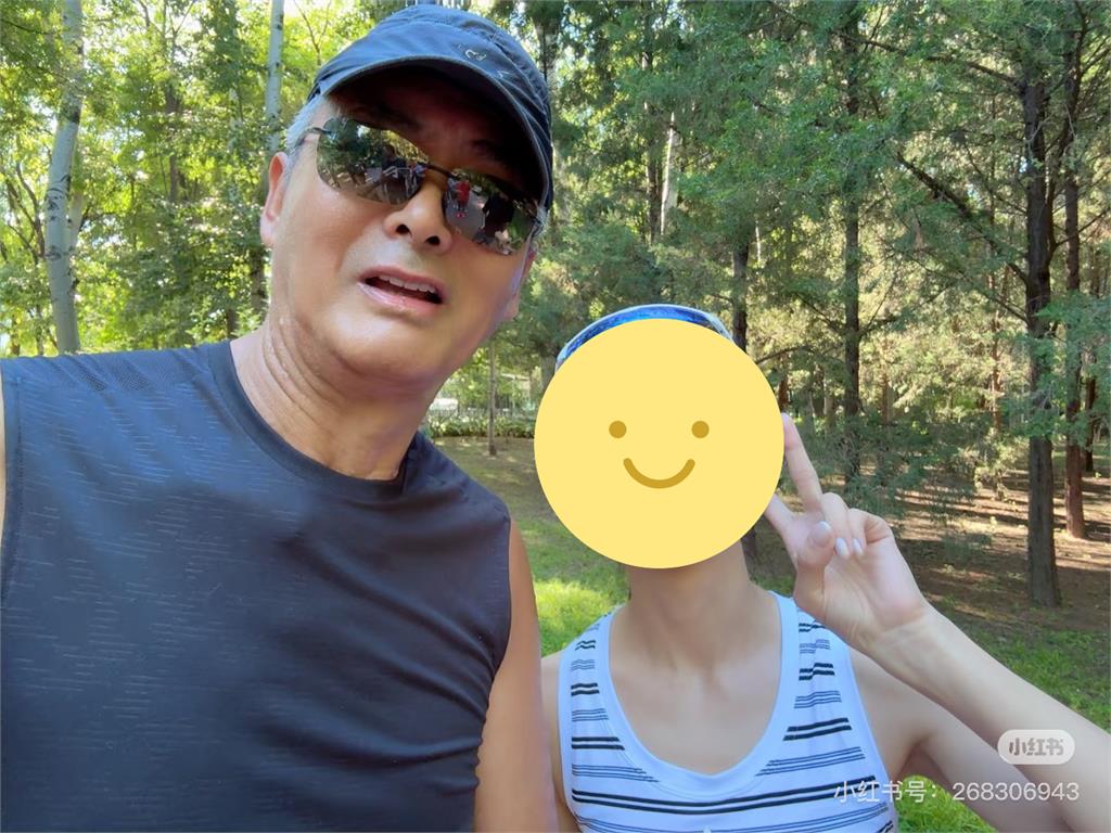70歲「國際天王」公園被野生捕獲 「1親民發言」全網讚爆:太羨慕了