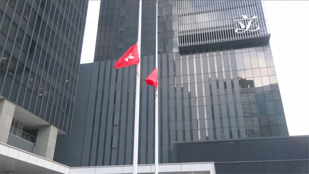 港府降半旗哀悼宏福苑罹難者　民間哀悼獻花守夜為災民打氣