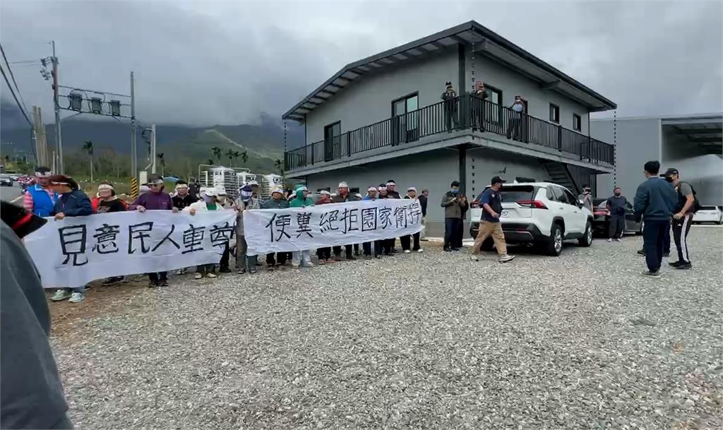 關山加拿部落道路旁設堆肥廠　當地民眾拉布條抗議