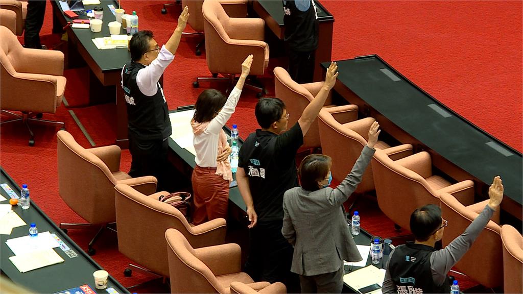 立院衝突韓國瑜採用舉手表決　挨轟「人大化、民主倒退35年」