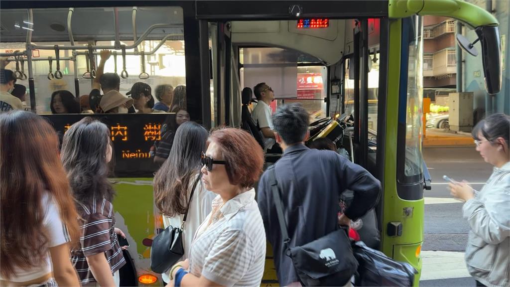 雙北299公車擠像沙丁魚！　「婦人硬上車」其他乘客眼神死
