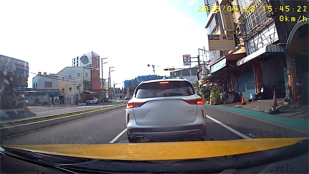 輕叭一聲秒遭逼車! 小黃運將嚇壞「車上還載孕婦」