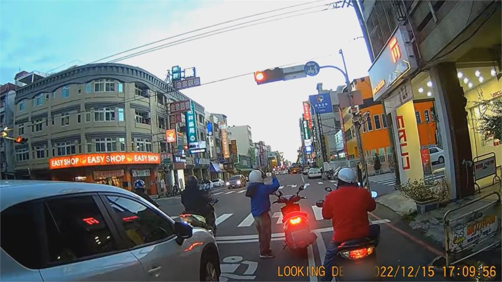檢舉達人不演了!遇4輪壓「機車停等區」下車開拍 網酸:假借正義