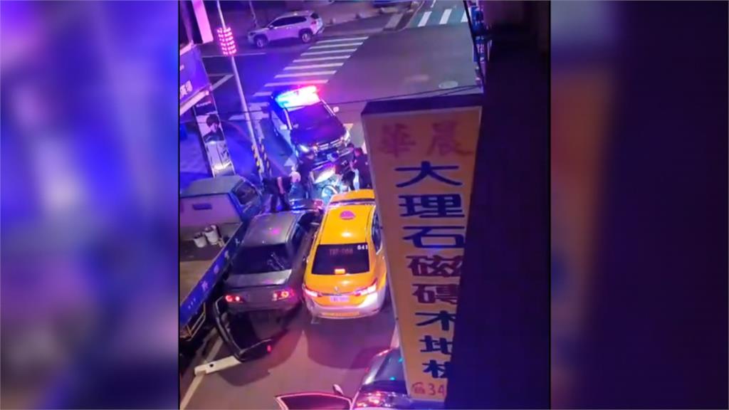 男駕車違規右轉拒捕又闖紅燈　小黃無辜被波及！警破窗逮人