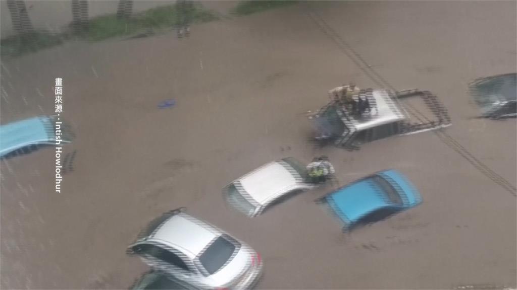 熱帶氣旋侵襲模里西斯　積水退去汽車堆成疊羅漢