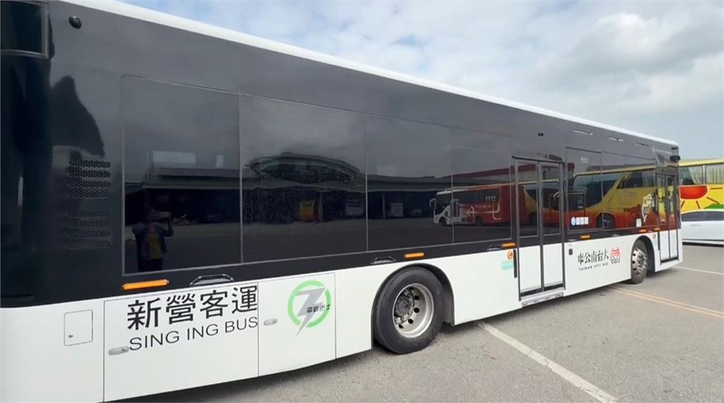 怕怕的！公車玻璃碎成蜘蛛網　乘客憂被割傷「不敢坐」