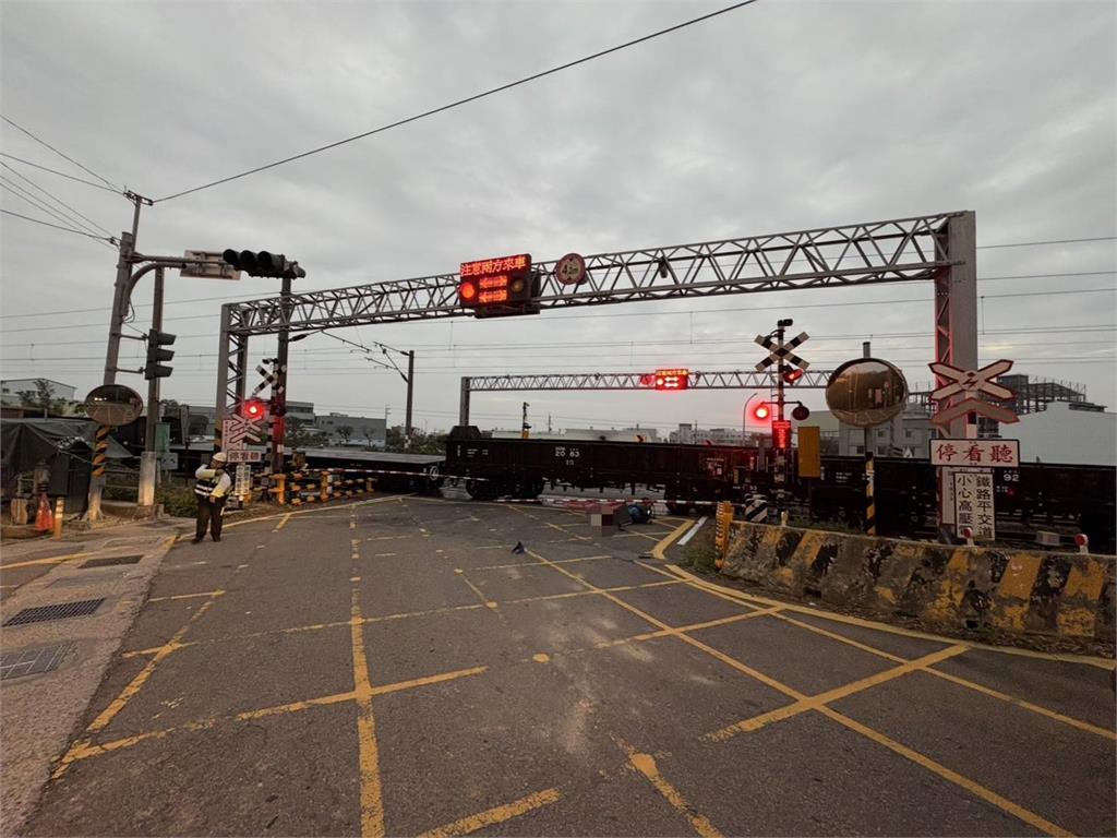 疑闖平交道遭列車撞騎士喪命 影響8列次延誤137分鐘