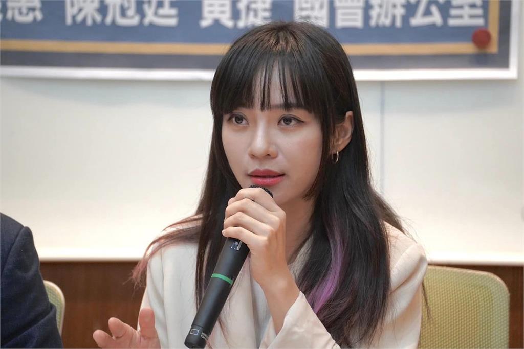 快新聞/藍綠齊守歲!黃捷、韓國瑜曝年夜飯 她喊:與家人團圓就是幸福