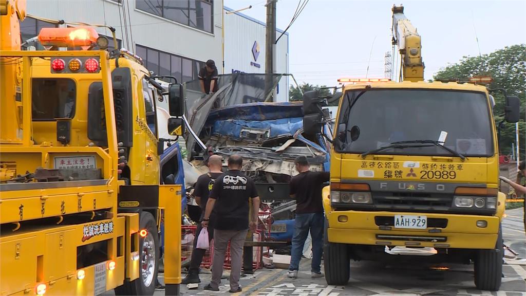 鶯歌大貨車失控翻覆　橫掃9車「6大1嬰受傷」