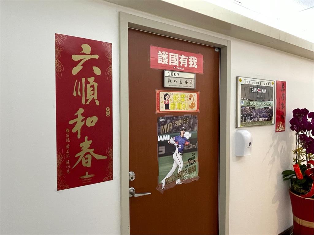 謝龍介酸綠營「嘸人貼賴清德春聯」!下秒留言區「整排啪啪打臉」:多出門