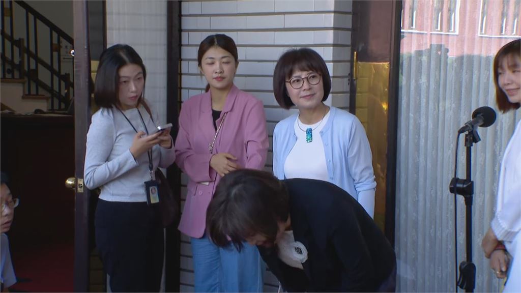 外套披肩上備詢遭賴惠員噹「不純樸」！賈永婕「驚脫口8字」預告下次立院穿搭