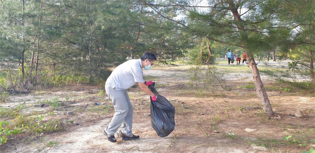 駐汶萊代表處大使李憲章元旦淨灘　善盡「環保愛地球」責任、義務