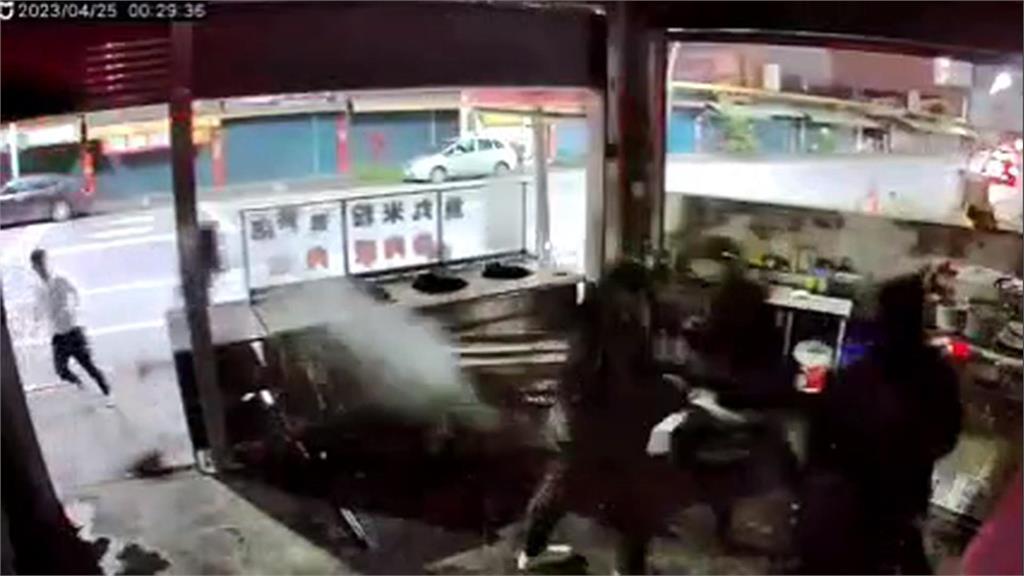 宜蘭又見「球棒隊」！　10名惡煞闖小吃店狂砸　畫面曝光