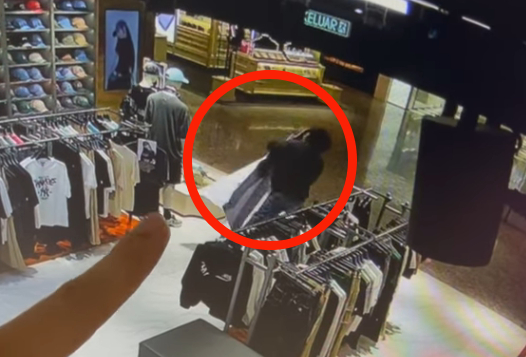 Aespa立牌都要偷!Karina人形看板遭「抱走」43秒店員狂追畫面曝光