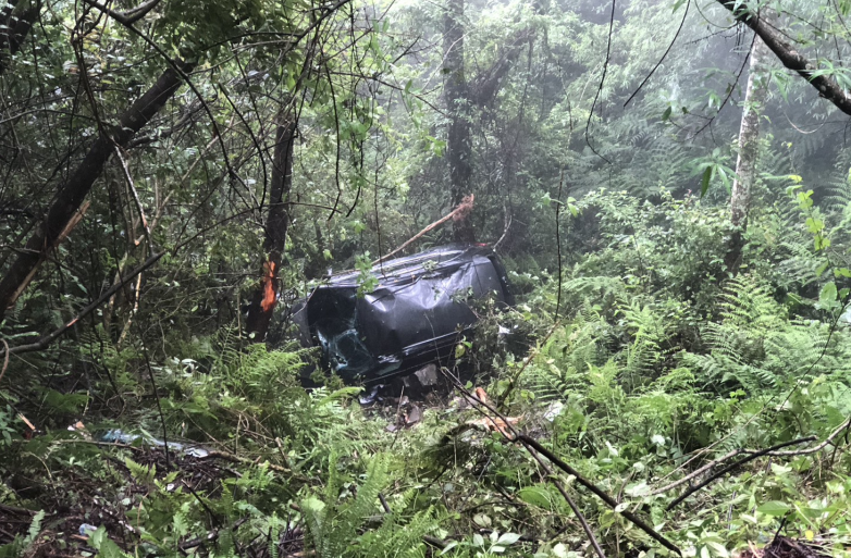 夫妻山區駕車墜谷受困　警鳴笛「聽聲辨位」成功救援