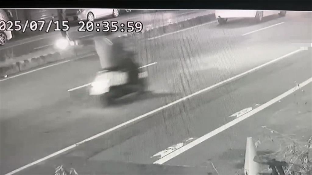 網紅「鳳梨」轎車遭開槍！　　騎車歹徒尾隨當街連轟12槍