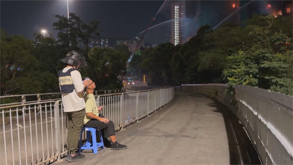 「妻子受困宏福苑火場」仍無消息　71歲老翁痛哭照震撼全球