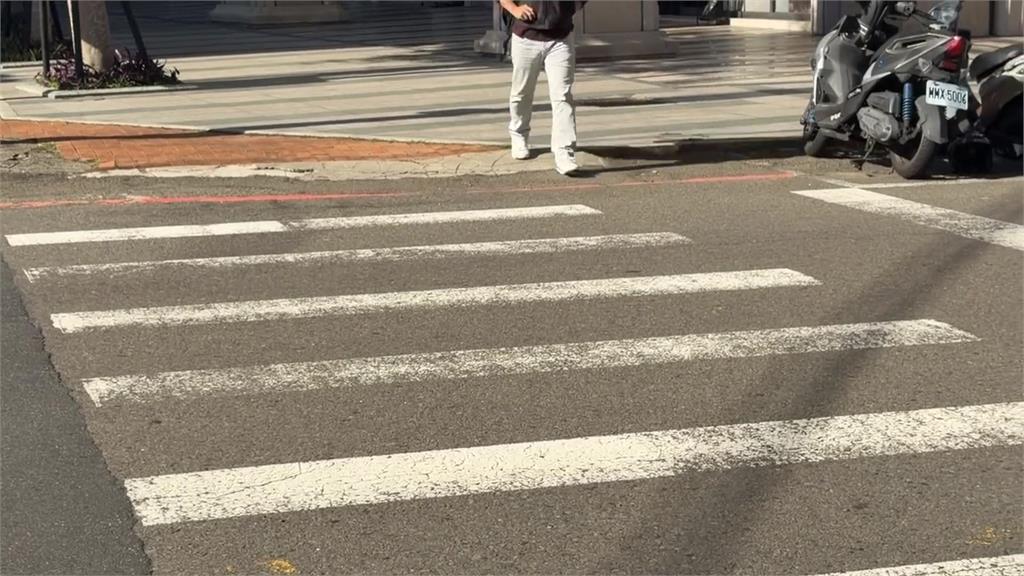 離譜！新竹行人違規過馬路　女子被撞倒地竟繼續講電話