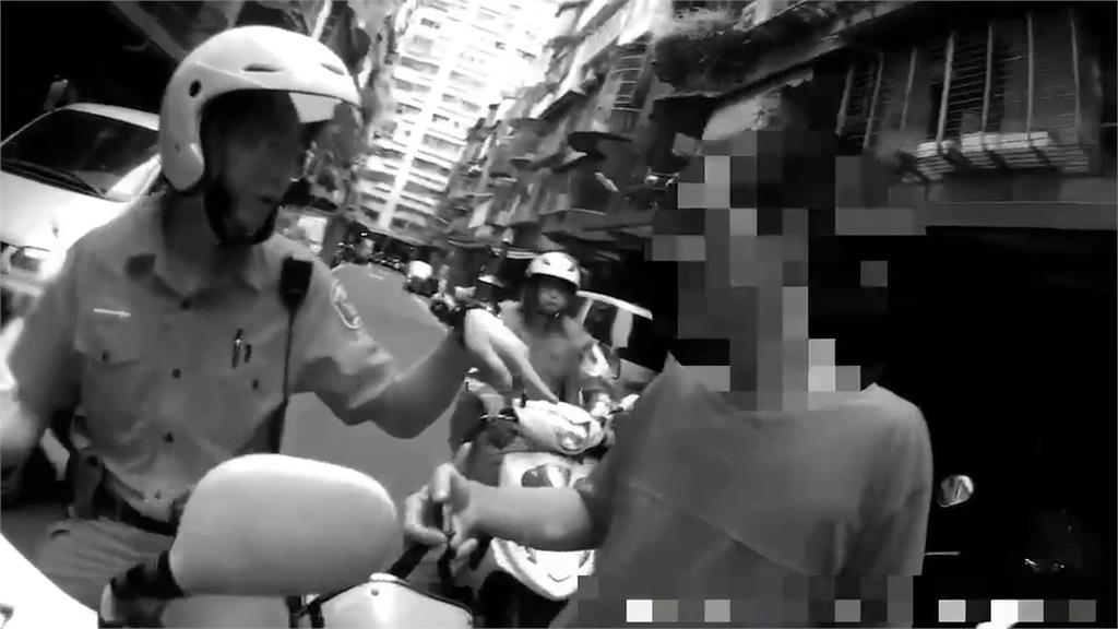 揮手示意以為需要協助 醉漢無故攔下巡邏警竟飆罵髒話