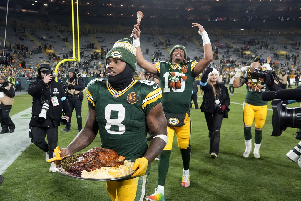 NFL(影)/感恩節就是要吃火雞! 包裝工球員獲勝後在主場猛嗑火雞大餐