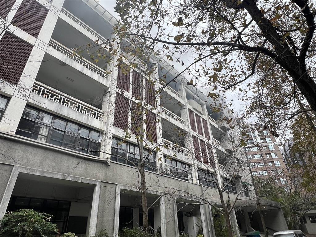 快新聞／北市陽明高中實驗室突起火　5樓狂冒火舌畫面曝光