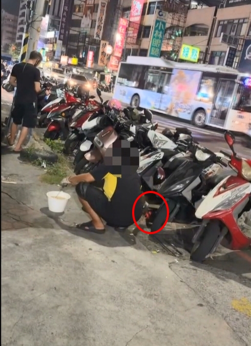 離譜! 高雄驚見速食業者亂倒廢油 炭烤攤商"木炭丟水溝"