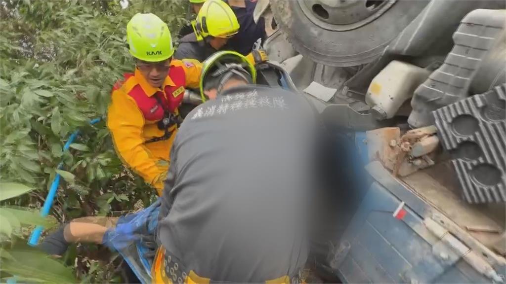 小貨車下坡失控烏龜翻　駕駛困車內　車斗3人拋飛　