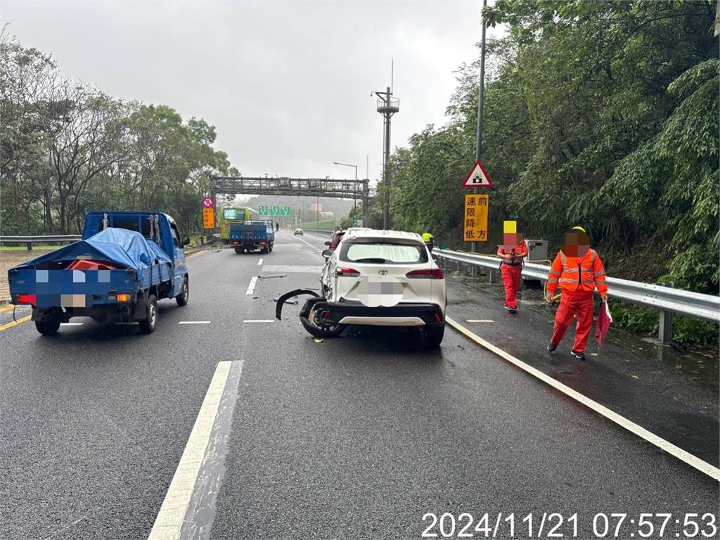 快新聞/國5北向「4車追撞」 客運車身卡護欄「回堵約3至4公里」