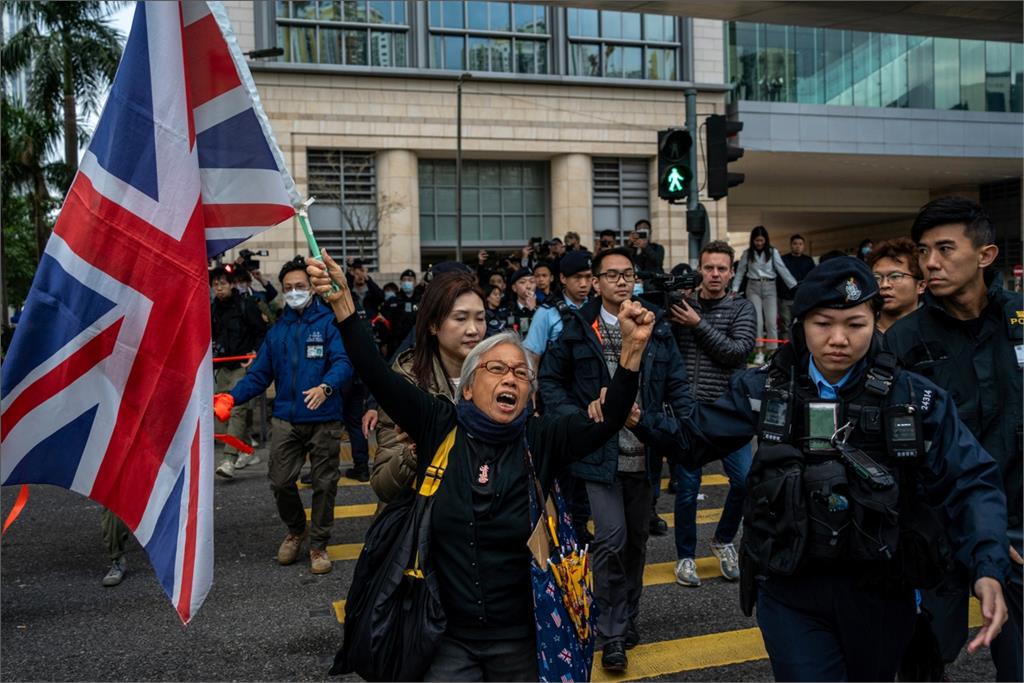 黎智英涉「香港國安法」案開庭!大批港人旁聽支持:想給他隔空的擁抱