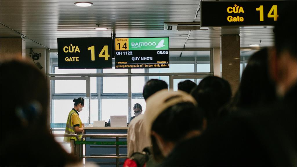 疑沒給小費才刁難…台人遭越南海關「暴氣撕機票」!富國島機場急滅火嘸用