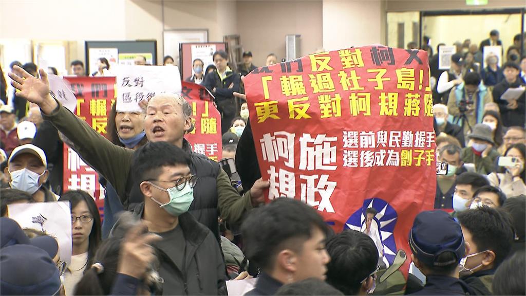 反對社子島區段徵收! 自救會翻桌陳抗與警對峙
